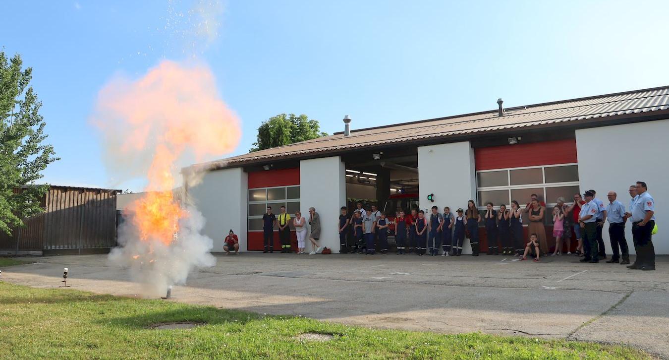 15 Kinder Traten Von Der Kinder- Zur Jugendfeuerwehr über - Freiwillige ...